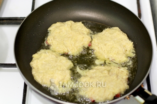 Положить картофельную массу