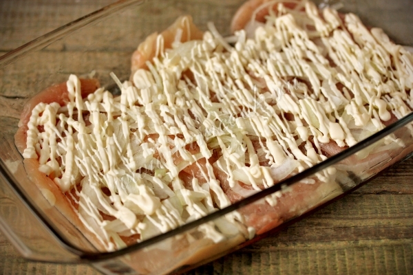 Выложить лук и майонез