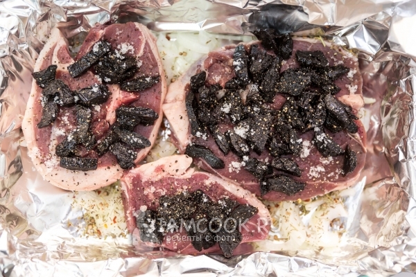 Положить мясо и чернослив