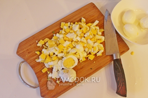 Покрошить яйцо