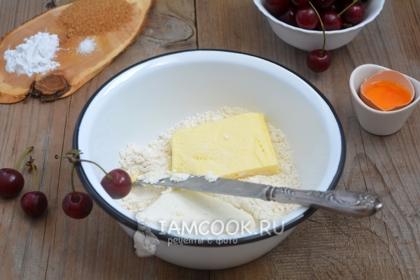 Смешать муку с маслом