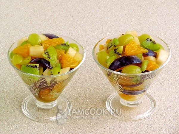 Переложить салат в креманки