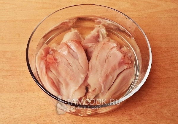 Положить мясо кролика в воду