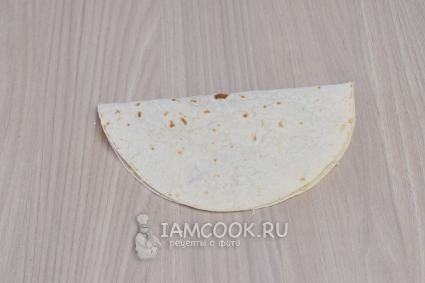 Сложить лист тортильи пополам