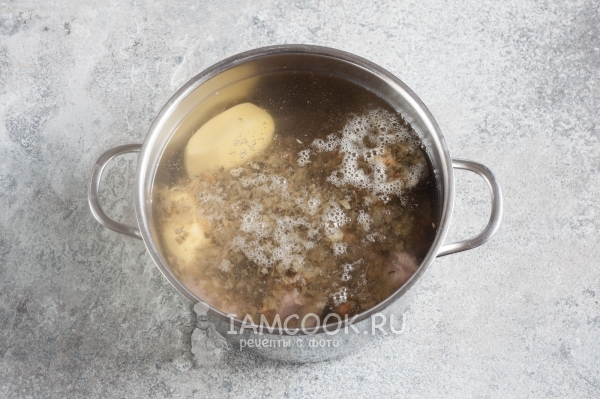 Добавить картофель и капусту