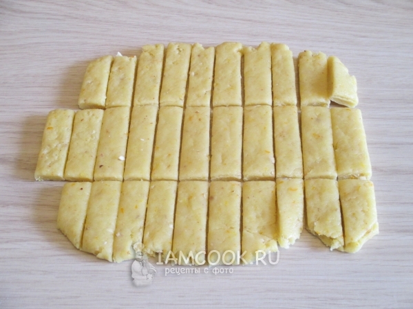 Порезать тесто на кусочки