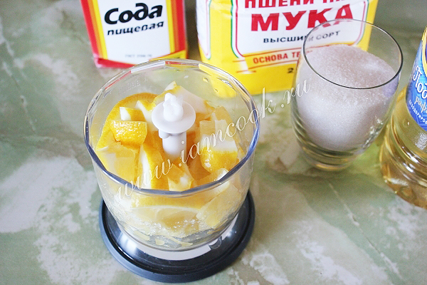 Лимон в чаше блендера