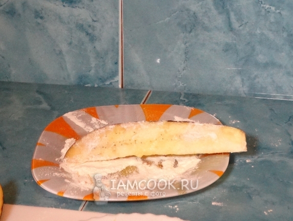 Обвалять баклажан в муке