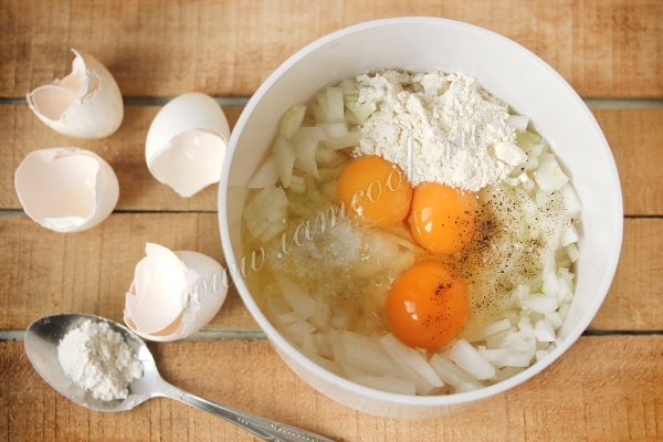 Добавить муку и яйца