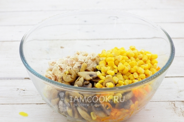 Соединить ингредиенты для салата