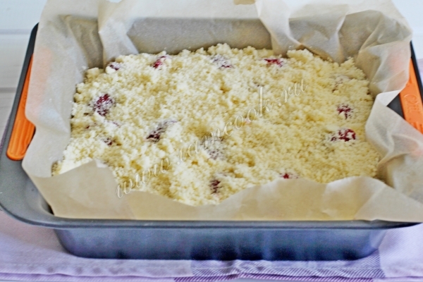 Пирог насыпной с клубникой фото