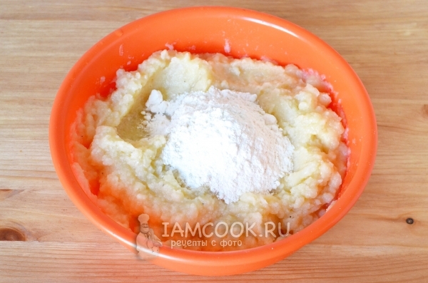 Всыпать муку