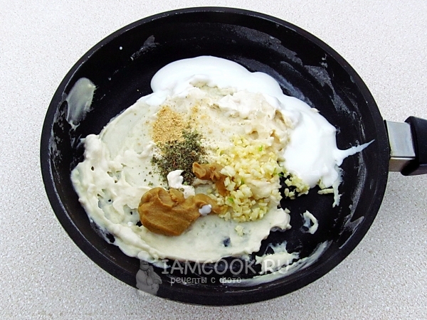 Добавить горчицу, чеснок и специи