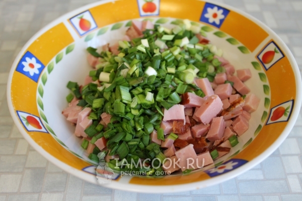 Соединить лук и ветчину