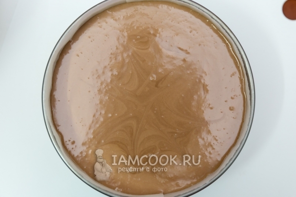 Влить в форму шоколадную смесь