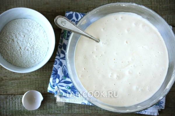 Замесить тесто на бисквит