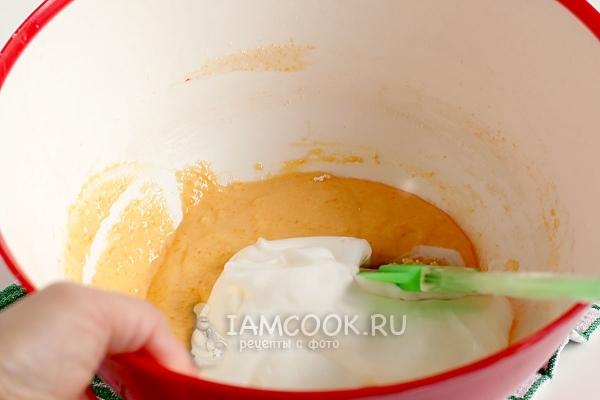 Ввести в тесто белки