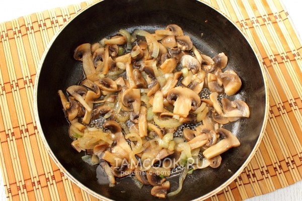 Поджарить грибы с луком