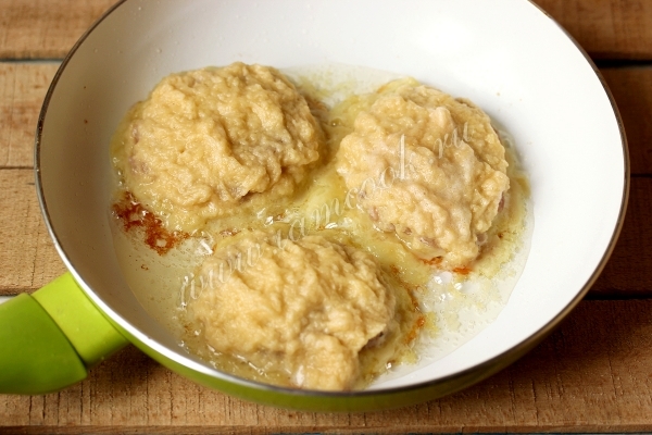 Добавить теста поверх мяса