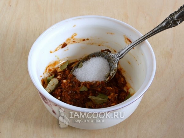 Положить соль и лавровый лист