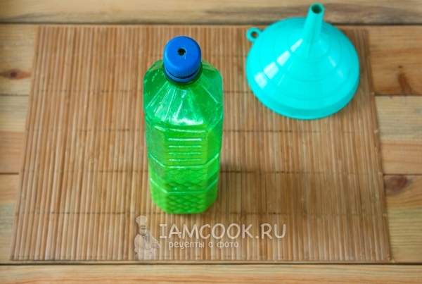 Перелить тесто в бутылку