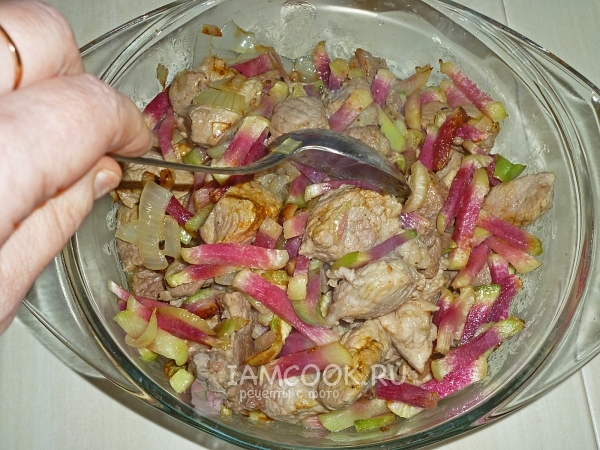 Положить мясо, лук и редьку в форму