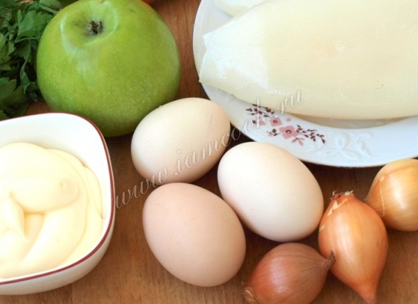 Ингредиенты для кальмарового салата с яблоками