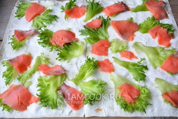 Выложить кусочки форели