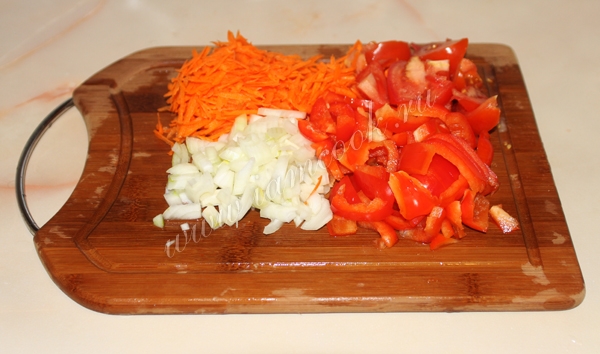 Нарезанные овощи для щей