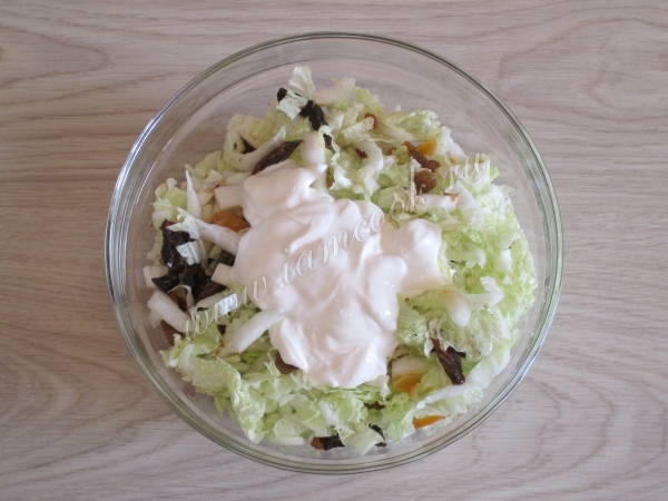 Заправить салат сметаной