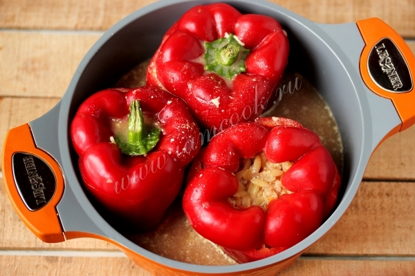 Перец фаршированный со свининой и пастой орзо