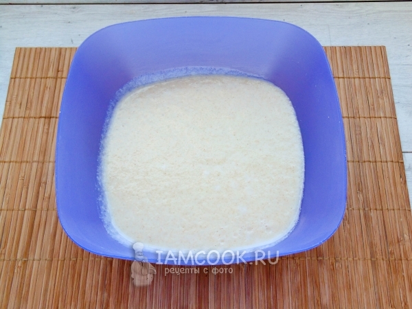 Смешать манку с сахаром и кефиром