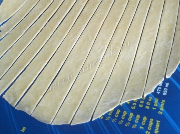 Нарезать тесто