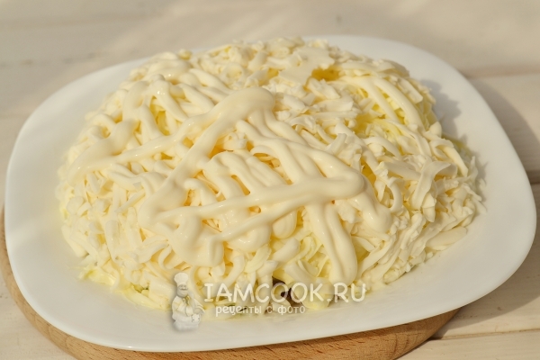 Положить плавленый сыр и майонез