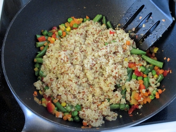 обжарка киноа с овощами