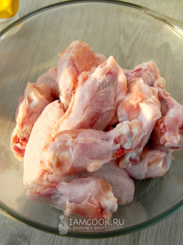 Разрезать курицу на части