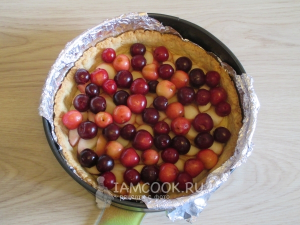 Выложить фрукты на тесто