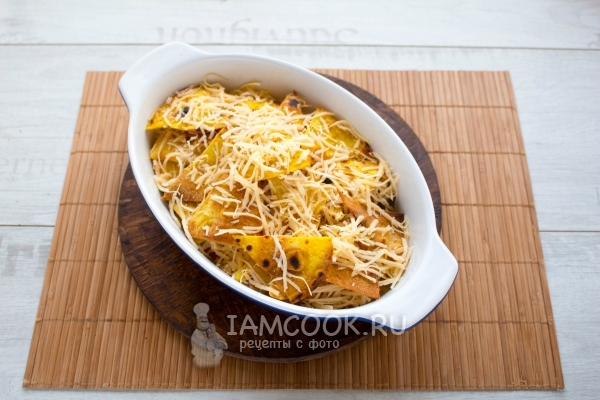 Выложить слои чипсов и сыра