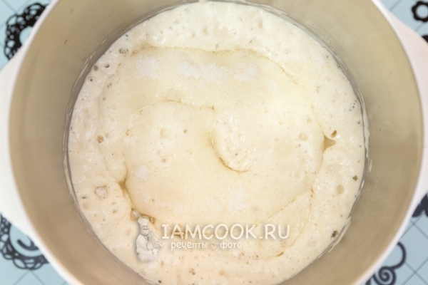 Добавить масло, сахар и муку с солью