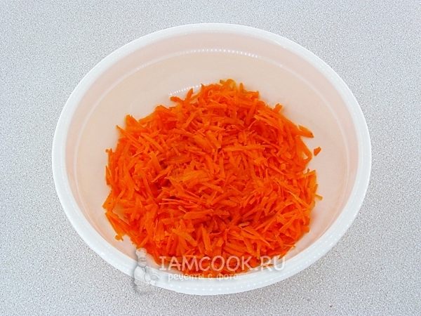 Натереть на терке морковь