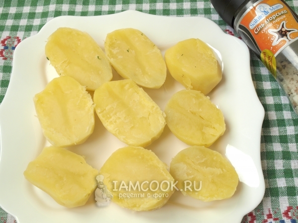 Разрезали картофелины пополам