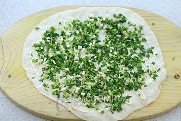Посыпать зеленым чесноком