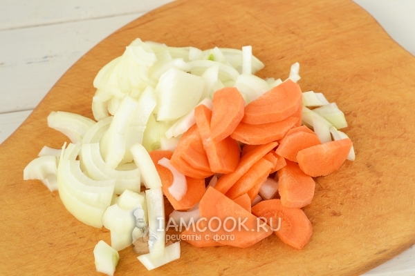 Порезать лук и морковь