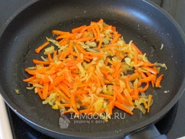 Обжарить лук и морковь