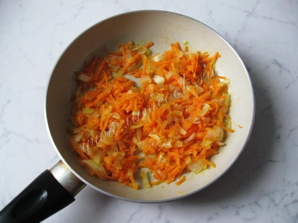 Морковь обжаренная с луком