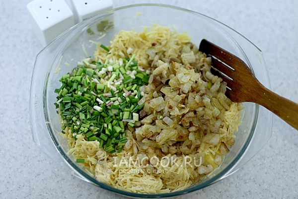 Смешать зеленый лук, картофель и сало с луком