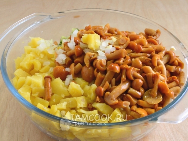 Добавить грибы, картофель и лук