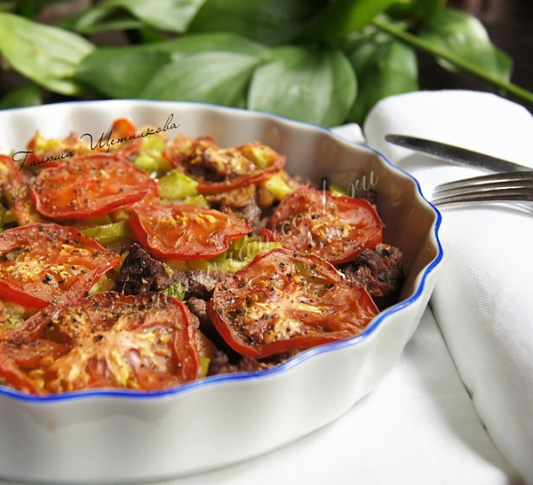 Мясо, запеченное с овощами и грибами