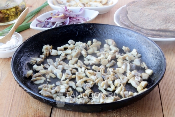 Обжарить грибы