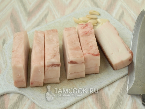 Порезать сало на куски